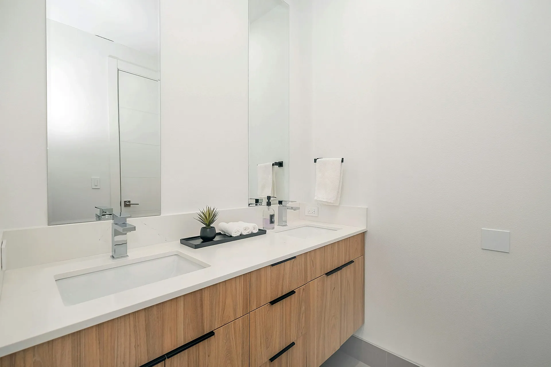 Wall-hung bathroom vanity with a stone-look top, undermount basin and mirror cabinet above