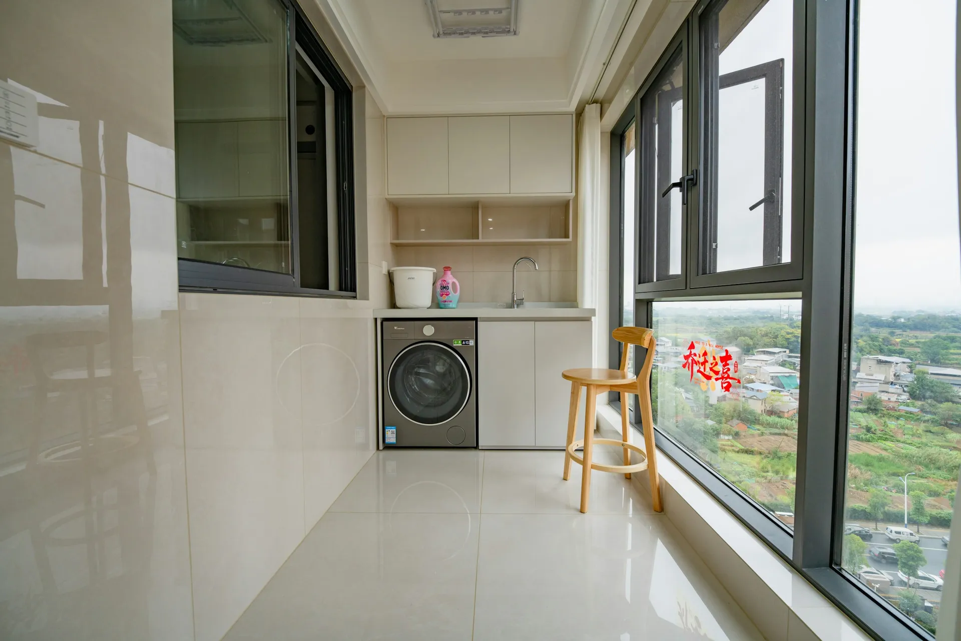 High-floor service yard with a washing machine, sink and full-height windows
